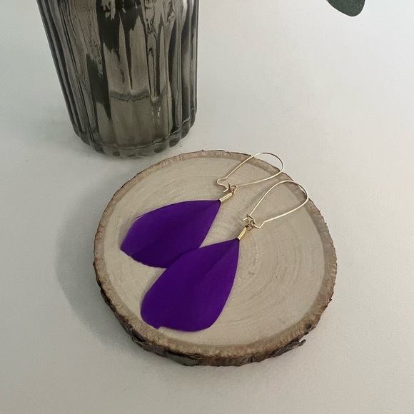 Flirty Hippie Chic Lightweight Feather Earrings - Feather Kawaii Hoops Earrings - Picture 13 of 16